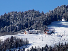 Mit den Snowboard ins Dorf